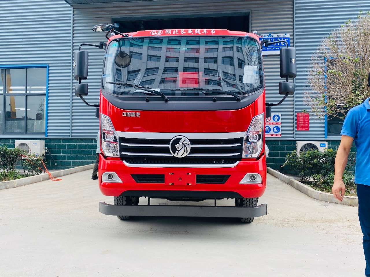 國六重汽長(zhǎng)威8噸四節(jié)直臂吊機(jī)隨車吊