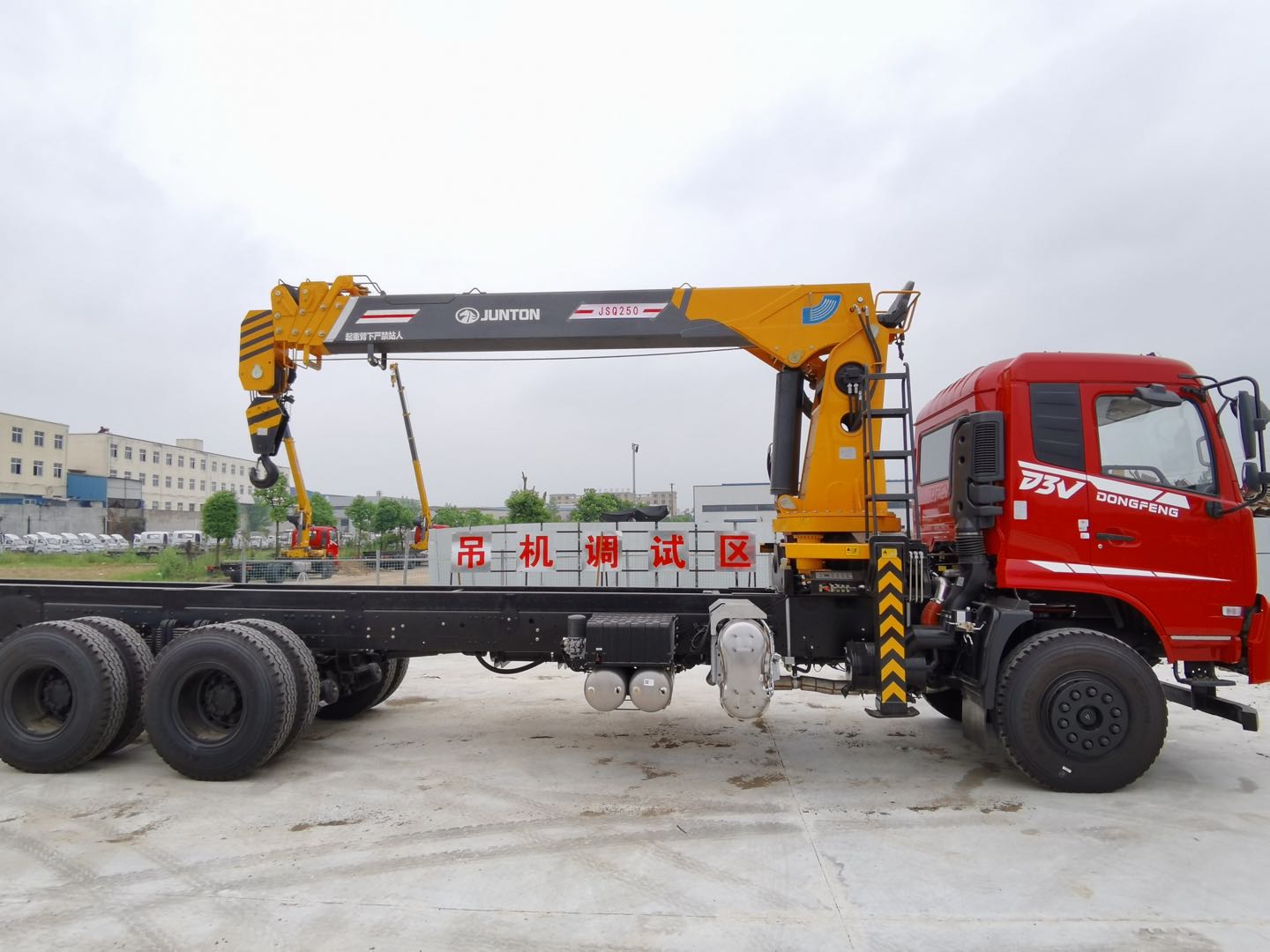東風(fēng)暢行D3V后八輪駿通12噸隨車(chē)吊